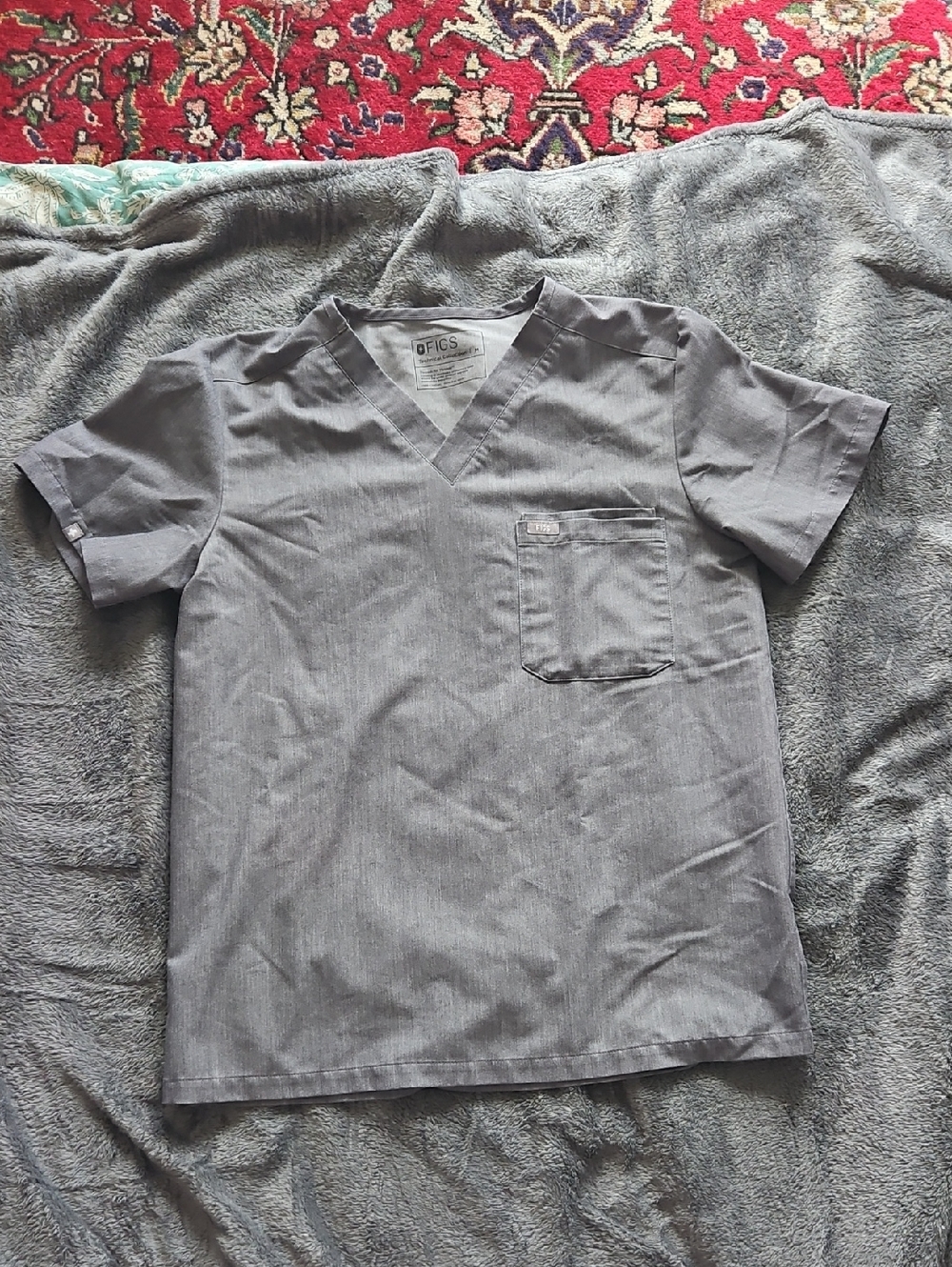 FIGS Men's Leon Graphite Gray Scrub Top Medium